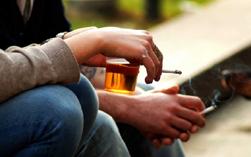 Rượu bia và thuốc lá làm tăng nguy cơ đột quỵ